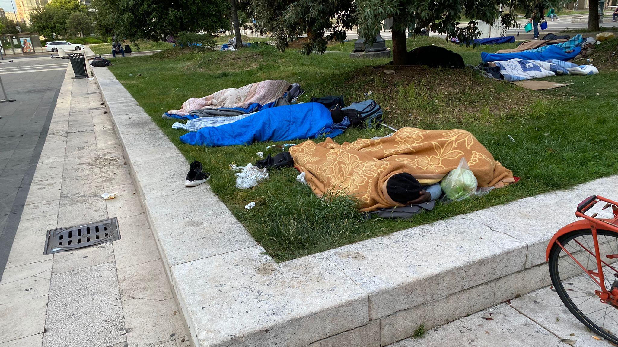 Clandestini, bivacchi e degrado: foto choc dalla Stazione Centrale