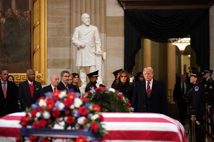 Trump rende omaggio a Bush 10