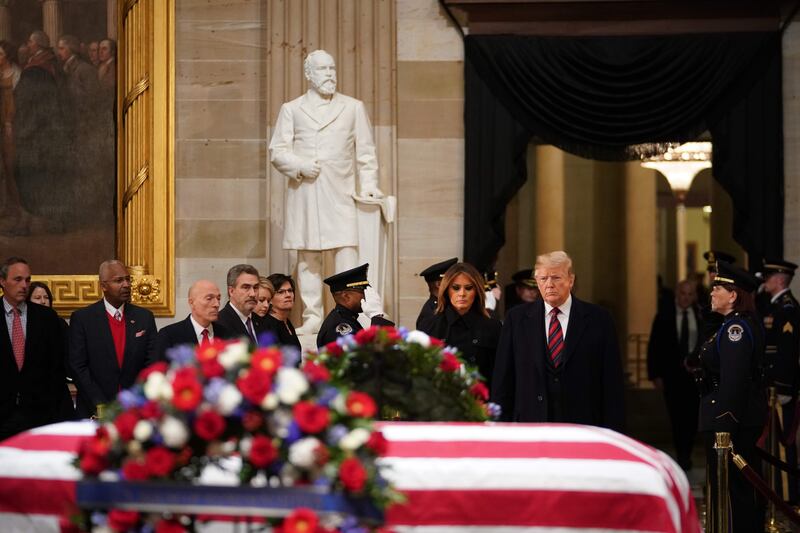 Trump rende omaggio a Bush 10