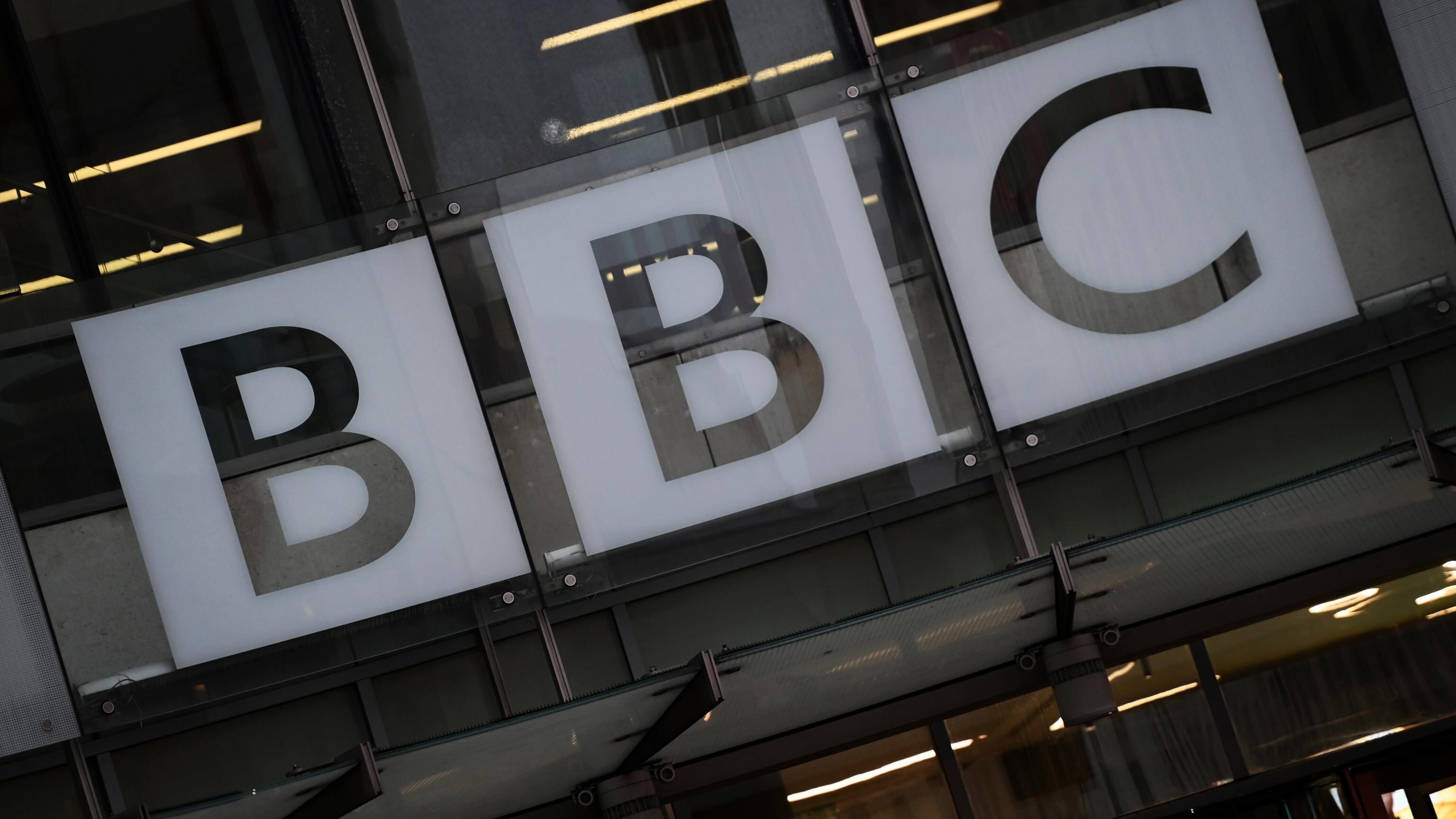 "Ci scusiamo, ma non abbiamo diffamato". Il mea culpa (a metà) della Bbc sul caso Trump