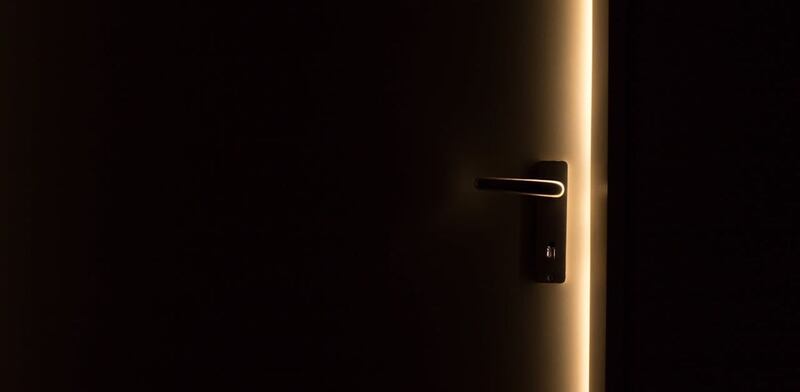 Chiudere la porta per eliminar la luce