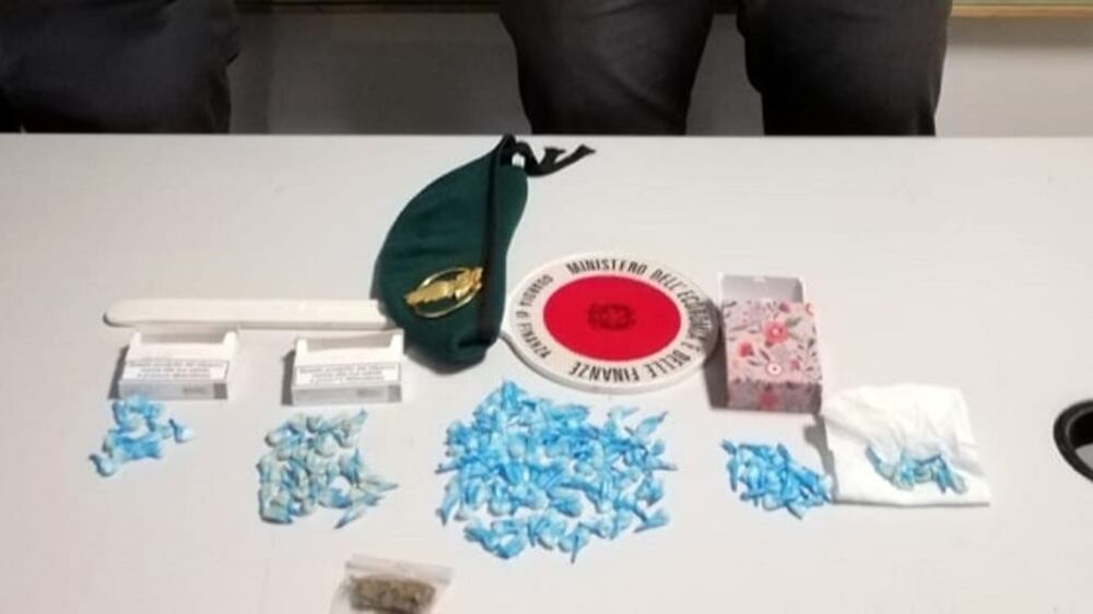 Palermo, market della droga in casa mentre è ai domiciliari