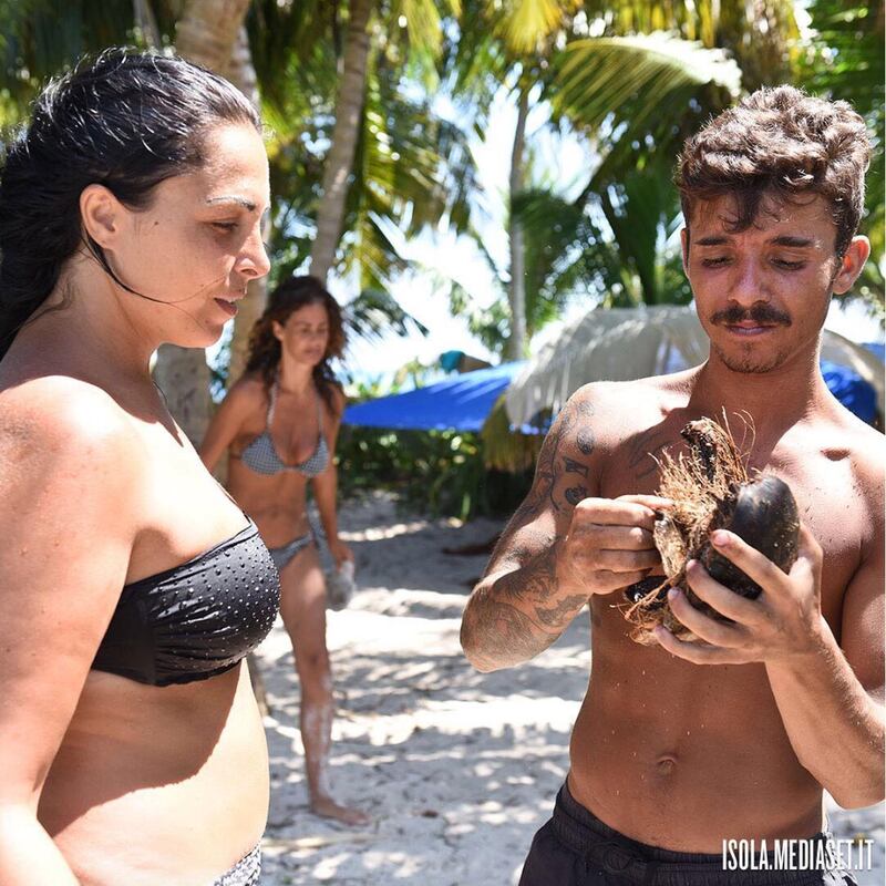 Isola dei Famosi 2017, sopravvivenza in costume da bagno 6