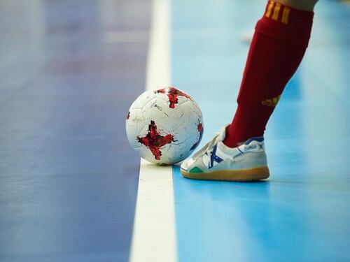 ''C'è un regalo per te, è carina...'' scoppia la bufera sul calcio a 5