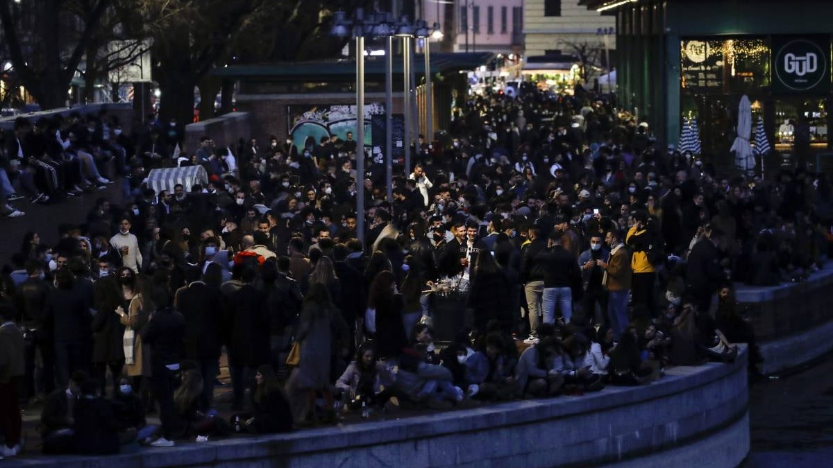 Movida violenta, 15enne rapinata in piazza Dante con un coltello alla gola