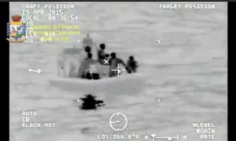 Tragedia nel Canale di Sicilia: le immagini dei soccorsi 9