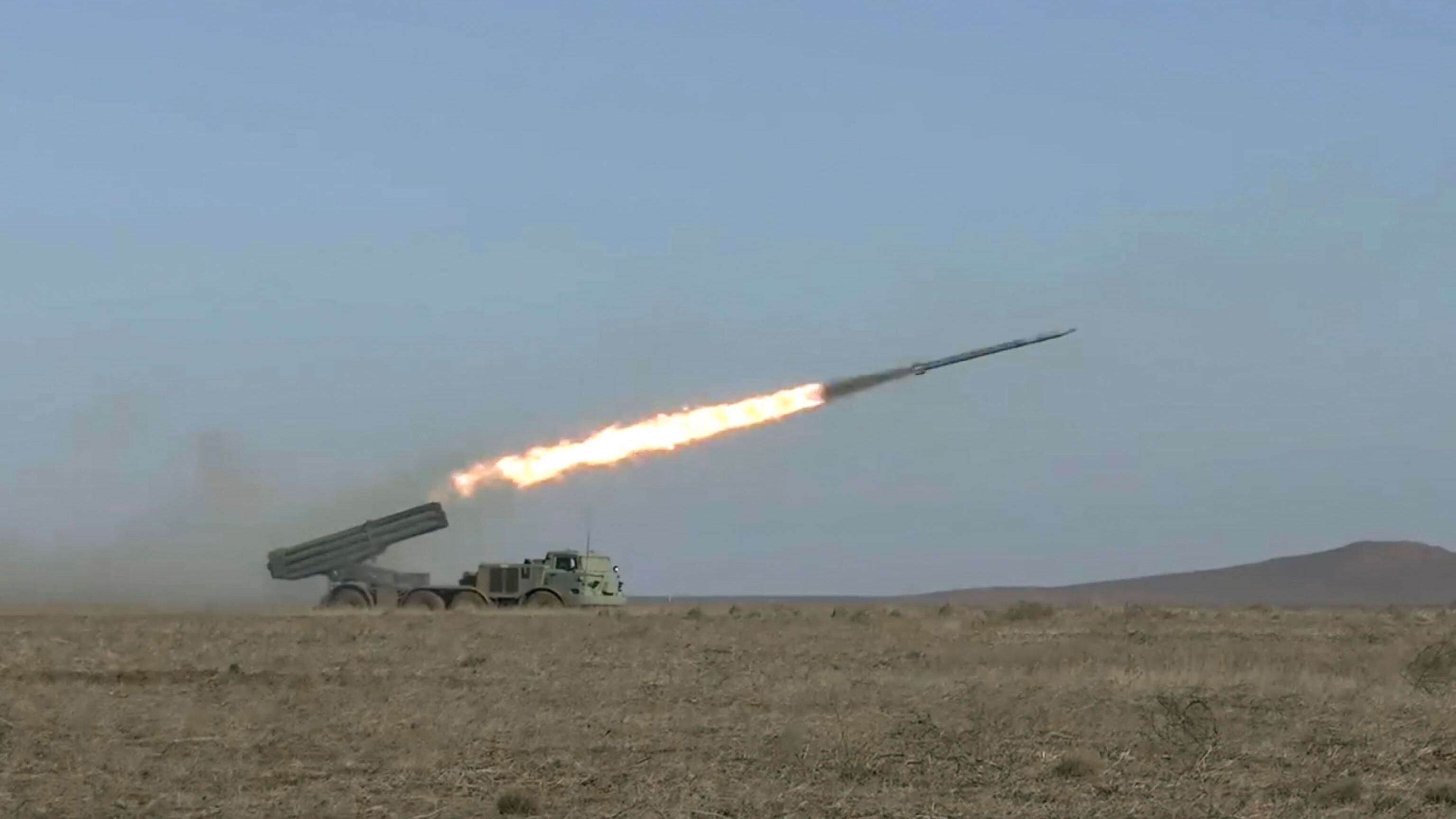 Non solo truppe e carri armati. Guerra "ibrida" anche a Kiev