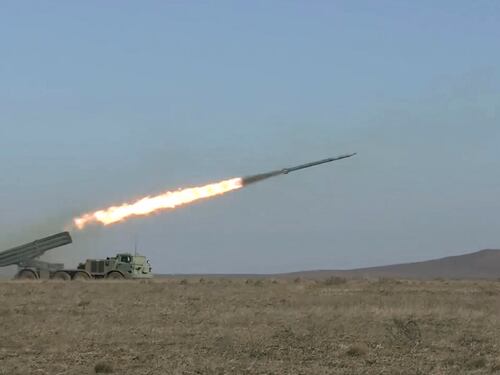 Non solo truppe e carri armati. Guerra "ibrida" anche a Kiev