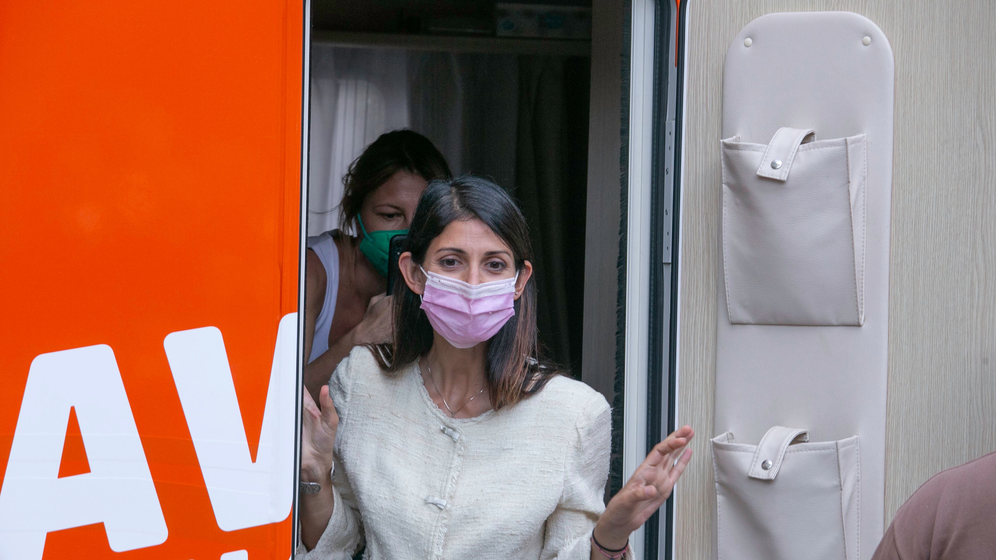 "Calenda ha votato la Raggi". Italia Viva esce dal gruppo