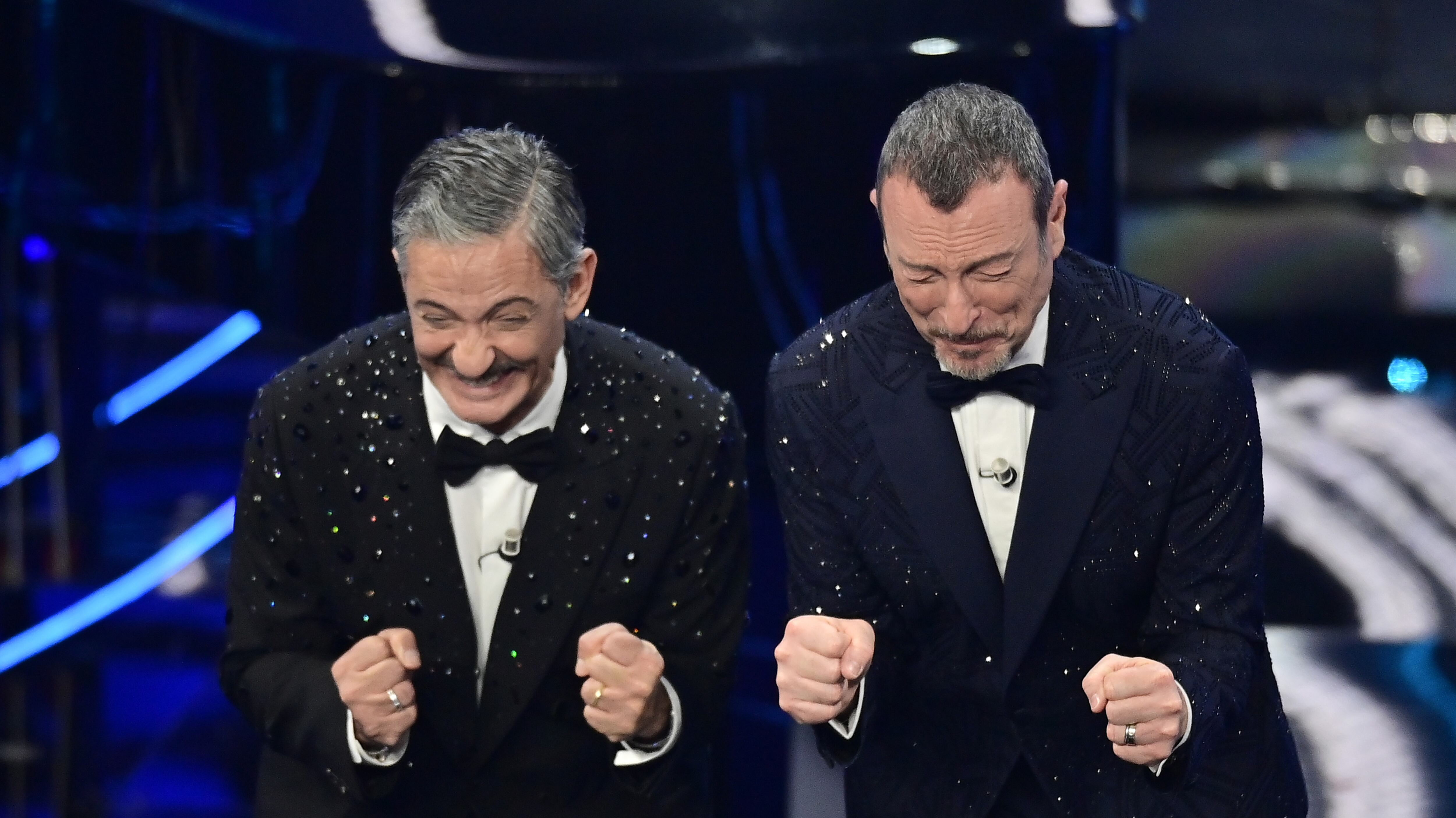 Fiorello resta in Rai: "Il contratto? Col divano". Ma il Pd vuole il caso Amadeus in Vigilanza