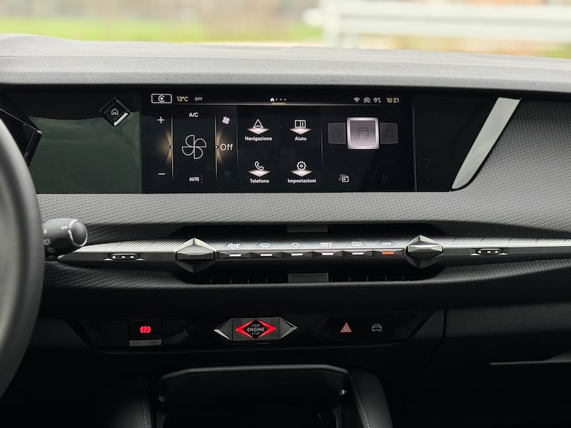 DS 4 Hybrid, guarda la gallery della berlina premium francese 20