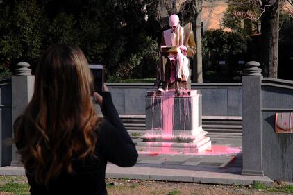 Statua di Indro Montanelli imbrattata8
