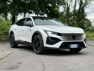 Peugeot 408 Hybrid 225: guarda la gallery del crossover francese (anche) plug-in 1