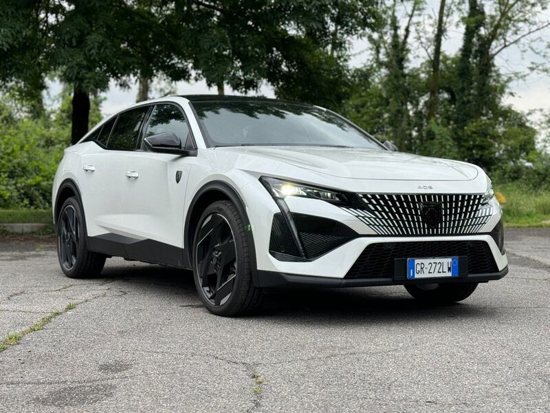 Peugeot 408 Hybrid 225: guarda la gallery del crossover francese (anche) plug-in 1