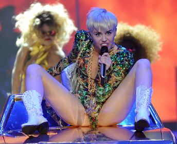 Miley Cyrus incontenibile: sexy-show e nuove love story 1