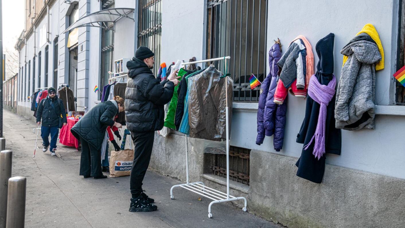 Un muro di "gentilezza" per donare libri e abiti. Ma è occupato da 3 anni dai collettivi