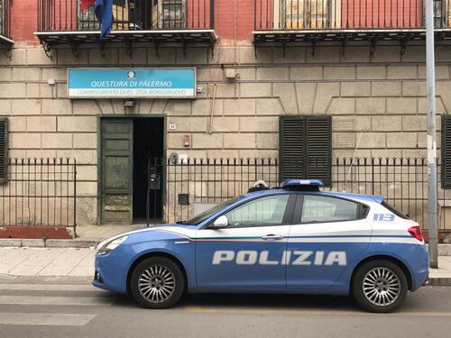 Picchia madre e zia per avere i soldi della droga: arrestato