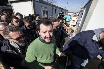 Salvini fra le baracche dei rom: "Da incivili vivere in un campo" 20