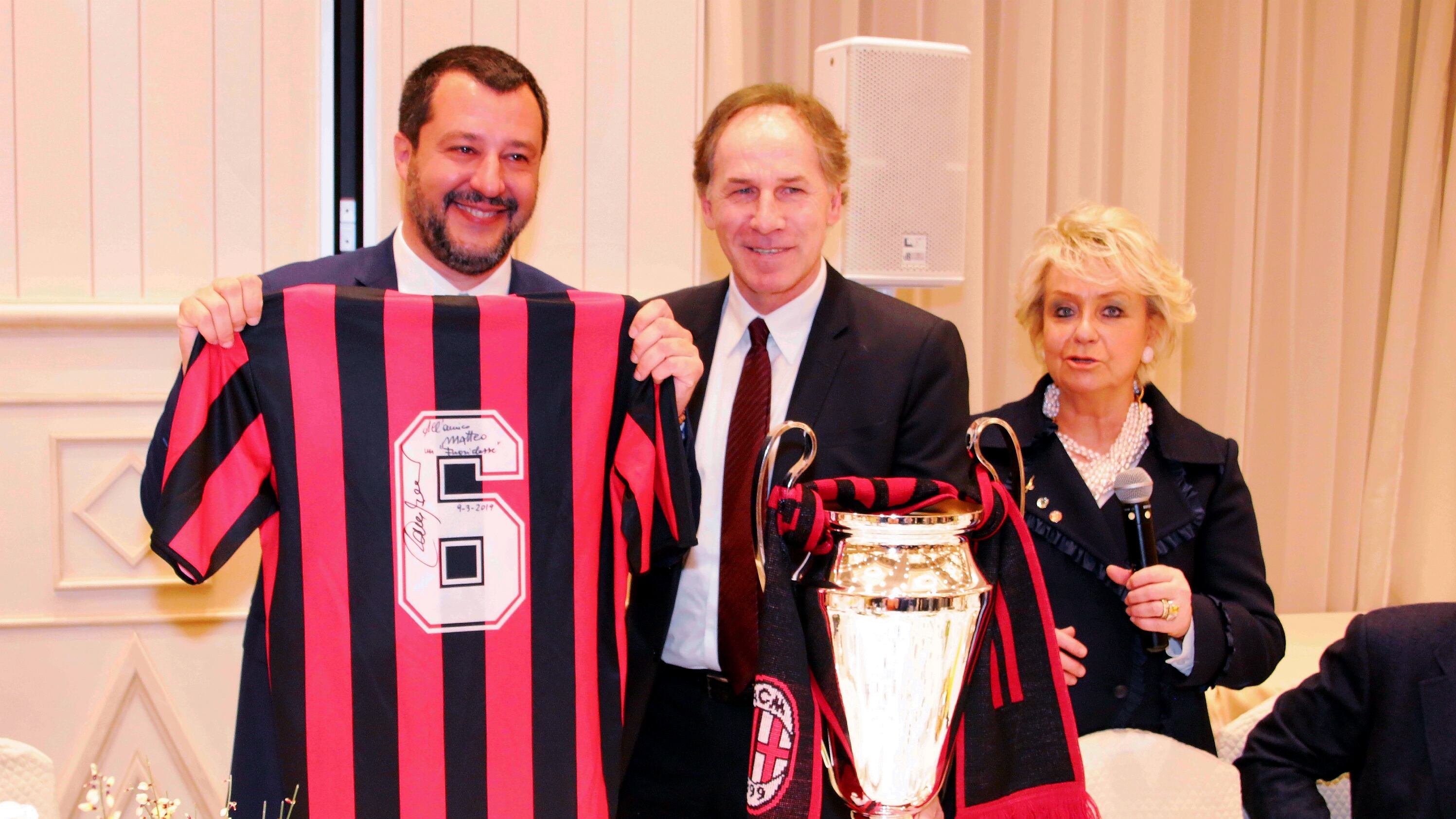 Matteo fa festa con cravatta e capitan Baresi