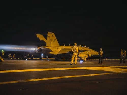 Usa: “Distrutte 5 petroliere iraniane dopo attacchi a nostra nave”. Bombe a grappolo iraniane sulla Giordania. L’Aiea differisce l’Iran al Consiglio di sicurezza Onu