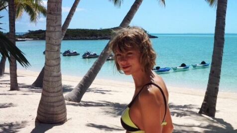 Taylor Swift mostra il lato B in spiaggia
