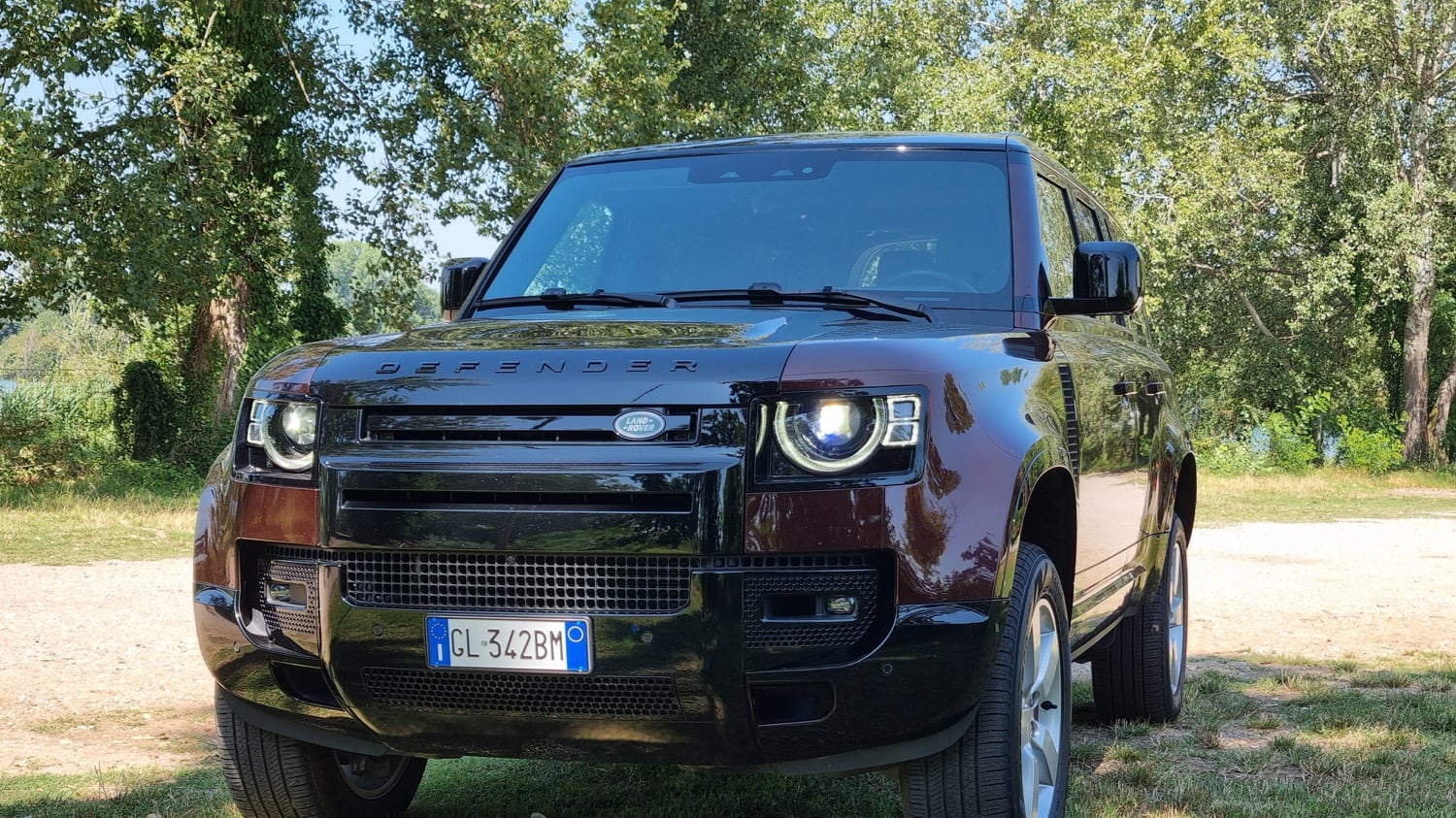 Land Rover Defender 130: 8 posti, trazione integrale permanente e qualità elevata. La prova su strada