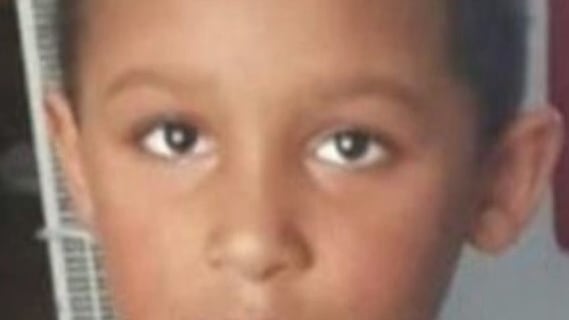 Bimbo lasciato in casa dalla madre per "andare dall'amante"