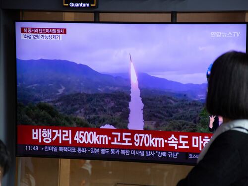 La Corea del Nord alza la tensione: Kim lancia un nuovo "missile non identificato"