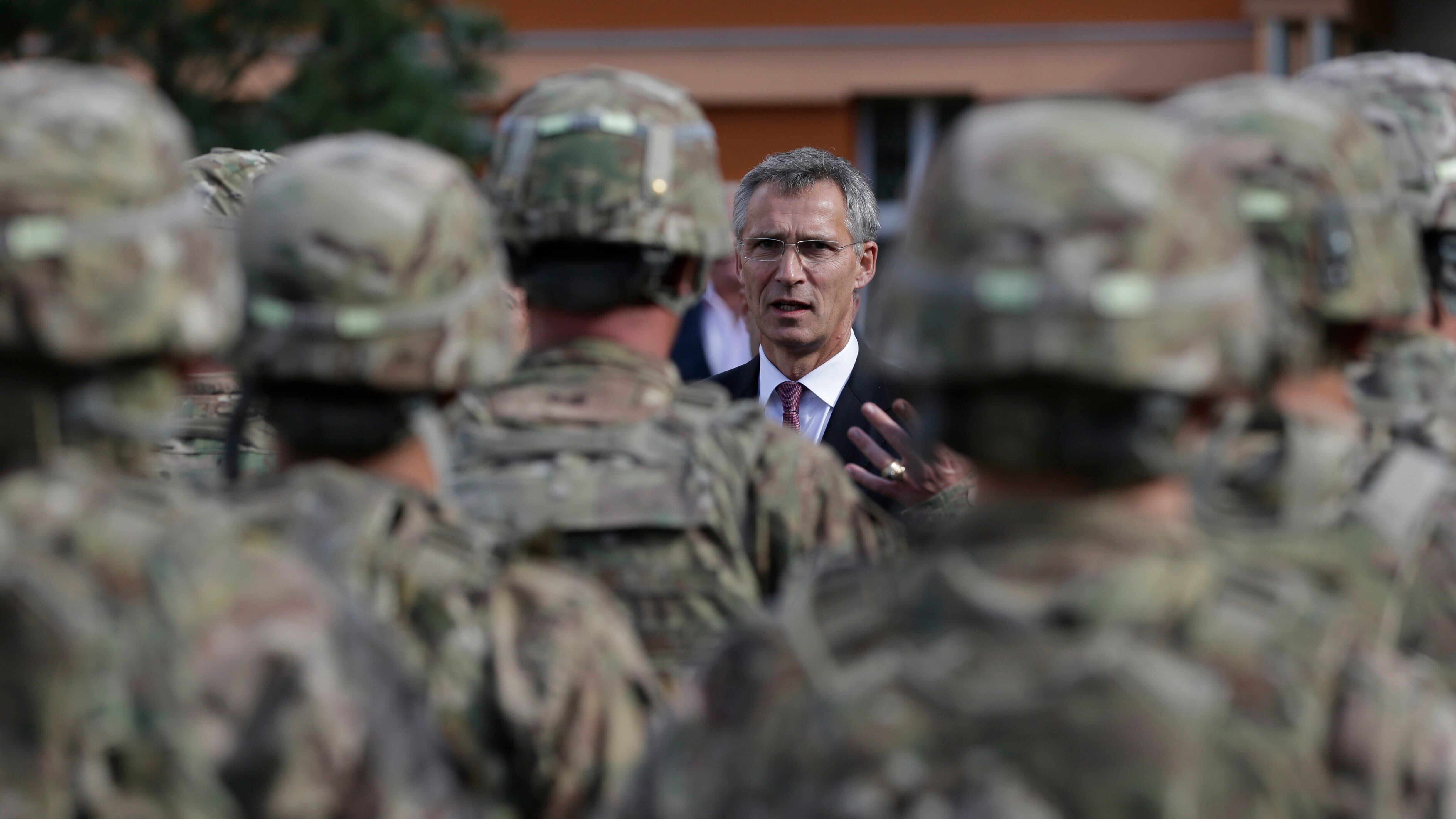 Stoltenberg tira dritto: "Colpire siti militari in Russia è difesa".