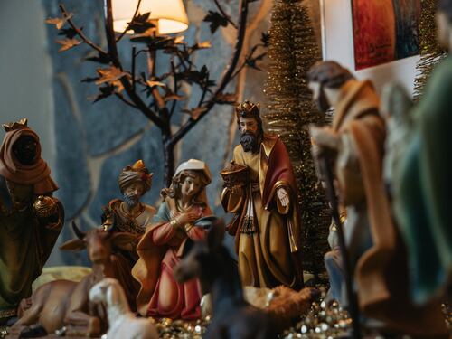 Bue e asinello assenti, i Magi arrivano in anticipo: il presepe della Camera diventa un caso politico