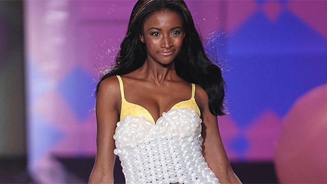 Modella di Victoria’s Secret bersaglio dei social: “Non puoi essere ingegnere informatico”