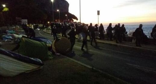 Migranti sugli scogli a Ventimiglia 1