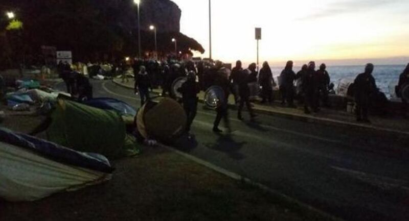 Migranti sugli scogli a Ventimiglia 1