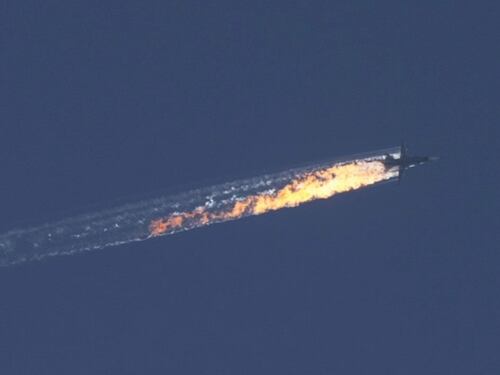Siria, aereo militare russo abbattuto da jet turchi. Ankara: "Aveva sconfinato"