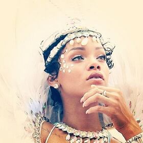 Rihanna al Carnevale delle Barbados Tutta piume e davvero pochi vestiti 5