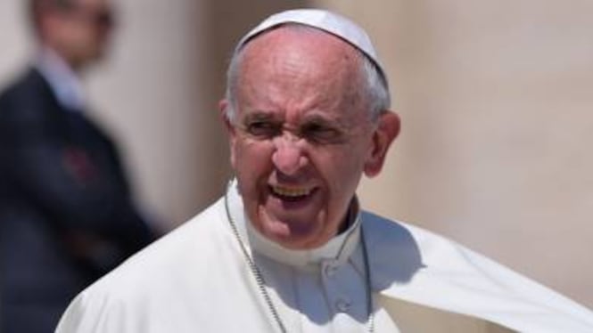 Il Papa sulla talare: "Grazie a Dio questa moda non c'è più"