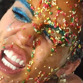 Miley Cyrus: nude look hot su Instagram per un nuovo progetto 9