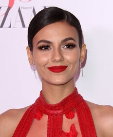 Emily Ratajkowski festeggia con le 150 donne più belle al mondo 7