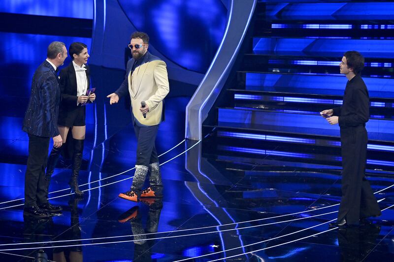 Sanremo 2024: ecco il look della seconda serata del Festival di Dargen D'Amico 2