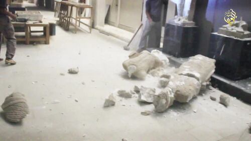 Gli uomini dell'Isis si accaniscono sulle opere d'arte 7