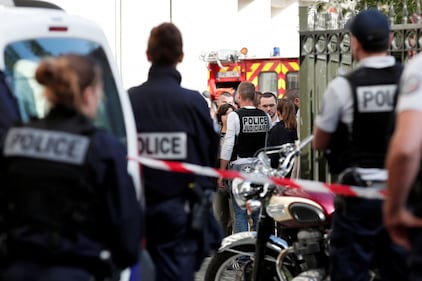 Parigi, auto travolge gruppo militari 2