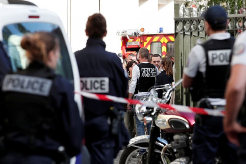 Parigi, auto travolge gruppo militari 2
