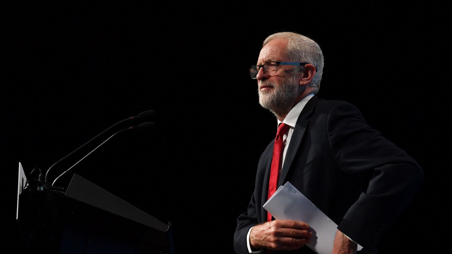 Le mezze scuse di Corbyn e l'elogio social dei tre figli