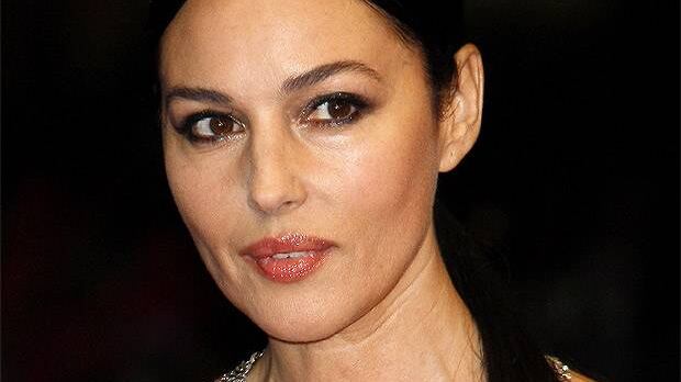 La quarantena dorata di Monica Bellucci nel sud-ovest della Francia: "Da qui vedo l'oceano"