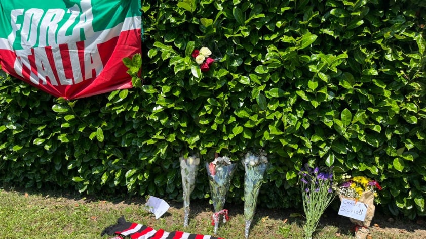 "Mancherai zio Silvio". "Grazie". Fiori e commozione nella "sua" Arcore