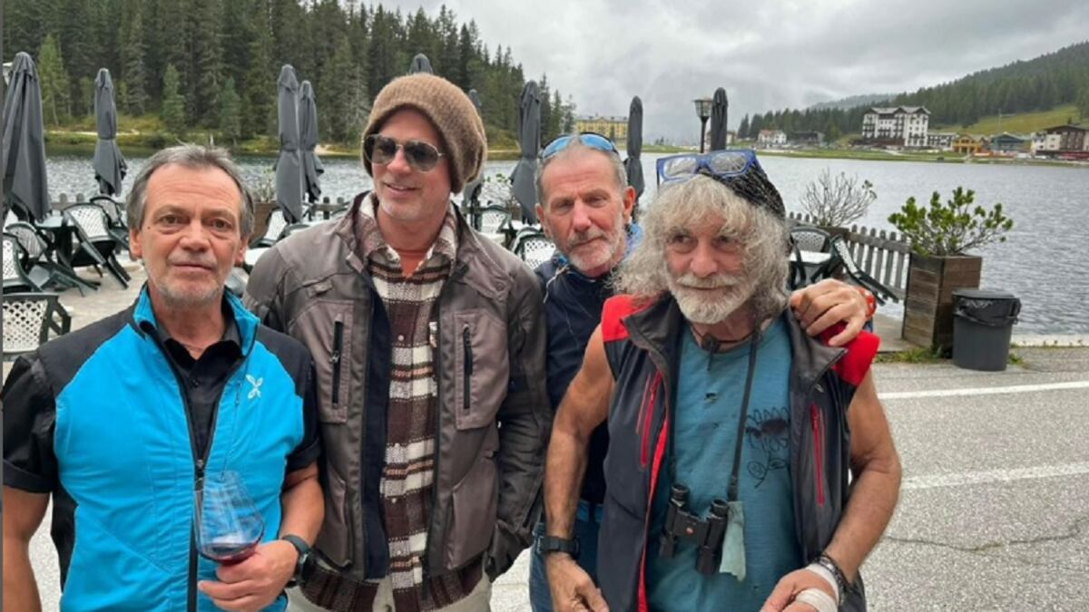 Brad Pitt e Mauro Corona insieme, la foto sui social fa impazzire il web