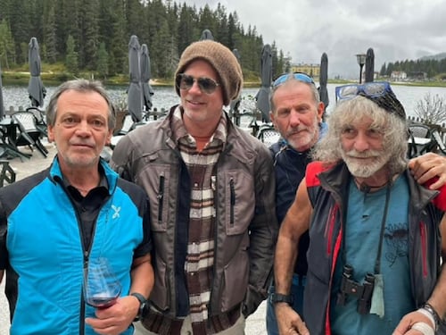 Brad Pitt e Mauro Corona insieme, la foto sui social fa impazzire il web