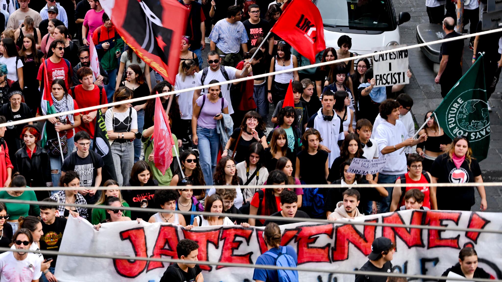 Dai grillini agli anti-Nato: ecco chi soffia sul fuoco