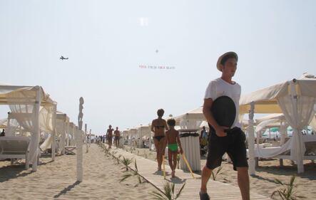 Aereo con uno striscione pro-Berlusconi nel cielo lucchese 7