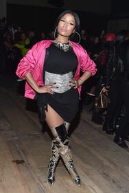 Nicki Minaj fuori di seno alla Paris Fashion Week 17